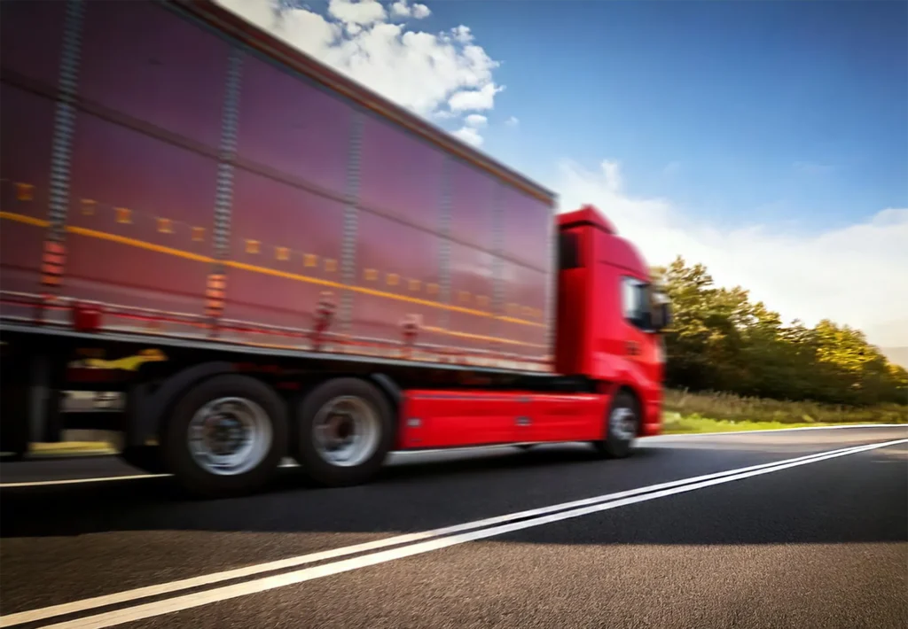 Camion rojo por la carretera
